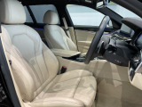 スポーツシートになっておりますので、ドライバーの身体をホールドし、安定したドライビング姿勢をサポート致します。日常的な運転でも、長時間にわたる運転でも快適な姿勢を保つための設計になっております。
