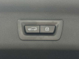 ボタンひとつで操作できる電動テールゲート。荷物の積み降ろしもスムーズに行えます。