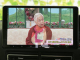画面ではテレビ番組の映像を楽しめ、停車中の待ち時間も快適に過ごせます。視認しやすい大きさで、休憩時の気分転換にも役立つ便利な装備です。