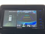 車両周囲と後方の映像を画面で確認でき、駐車時の周囲確認を助けます。ガイド線も表示されるため、車庫入れや狭い場所での切り返しの際に役立つ便利な装備です。
