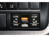 両側電動スライドドアはドアの直接操作以外にも運転席からのスイッチ操作やリモコン操作でも開閉が可能!狭い駐車場などでもドアの開閉が楽々・安心ですね!