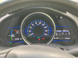 速度計や各種表示がまとまっており、運転に必要な情報をひと目で確認しやすい配置です。表示灯や燃料計も備わり、走行前や運転中の車両情報を把握する際に役立ちます。