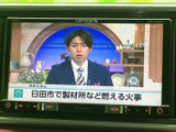 テレビ番組を画面に表示でき、停車中の待ち時間などに映像を楽しめます。画面に番組情報も表示され、放送内容を確認しやすい仕様です。お出かけ先でのひとときにも便利にお使いいただけます。