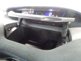 運転席アッパーボックス/小物などの収納に、お使いください。