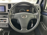 握る部分が大きく、両手を添えやすい形状のステアリングです。メーターや空調の位置関係も運転席から確認しやすく、毎日の通勤やお出かけの際に自然な姿勢で運転に集中できます。鍵の差し込み口も確認できます。