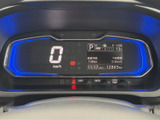速度やシフト位置、燃料残量などの情報が運転席正面にまとまり、走行前にも確認しやすい配置です。表示がひと目で把握しやすく、日々の運転を支えます。