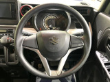インテリアに合わせたデザインのステアリングは、運転される方のことも考え、運転しやすい形状、大きさです。是非一度、実際に触ってお確かめください。
