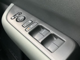 窓の開閉やミラー調整に使うスイッチ類を運転席側にまとめ、手元で扱いやすい配置です。換気や駐車時のミラー調整など、日常のさまざまな場面で便利にお使いいただけます。