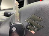 【キーレス】少し離れた場所からでもボタン一つでドアの開錠・施錠ができるのでとっても便利!ドアの鍵穴周りに傷をつけることもありません♪