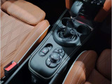 【iDriveコントローラー】手元でナビゲーション操作を可能にすることにより、ドライビングの姿勢を崩したり、目線を大きくそらすことなく安全な運転が可能です