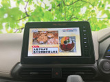 テレビ映像を表示できる画面を備えており、停車中に番組を視聴したいときに活用できます。画面上で映像を確認しながら、待ち時間などのひとときを車内で過ごす際にも便利な装備です。