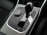 【シフトノブ】BMWの高性能オートマチックは、ATセレクトレバーを左側に倒すことで、通常の「D」から「S」(スポーツ)または「M」(マニュアル)へと切り替えが可能です。
