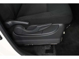 運転席シートリフター装備!シートの上下調整で運転操作の視界を確保できます。