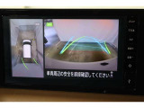 車両を上から見たような映像表示するパノラミックビューモニター付き!