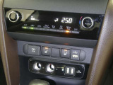 【オートエアコン】車内温度を感知して自動で温度調整をしてくれるのでいつでも快適な車内空間を創り上げます!どの席に座っても快適なドライブが楽しめます♪