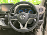 手元に複数のスイッチが配置され、運転姿勢を大きく変えずに各種操作へアクセスできます。メーター類も前方にまとまり、運転中に必要な情報を確認しやすい環境です。
