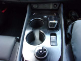 運転席から手が伸ばせる位置の収納やドリンクホルダーは便利ですよね♪