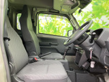 窓から光が入り、運転席まわりは明るく見通しのよい空間です。シートは落ち着いた色合いで、前席の乗員が過ごしやすい印象。乗り降りの際も室内の様子を確認しやすいレイアウトです。