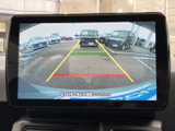 後方の様子を画面で確認でき、ガイド線も表示されるため、駐車時の位置合わせをサポートします。周囲を目視で確かめながら、日常の駐車にお役立ていただけます。