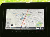 地図上に現在地や周辺道路、施設が表示され、目的地までの道順を確認する際に便利です。縮尺の変更やメニュー表示にも対応し、外出先でのルート確認をサポートします。