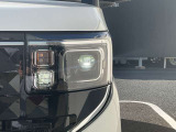 LEDヘッドライトはハロゲンランプの約2倍の光量で明るく遠くを照らし、夜間走行時の視認性を高めます。さらに長寿命や省電力、スタイリッシュな印象も際立たせます。