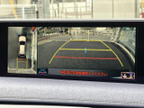 後方の映像に加えて車両周辺の表示も確認でき、駐車時に周囲との距離感をつかむ目安になります。ガイド線も表示されるため、車庫入れや狭い場所での取り回しをサポートします。