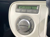 【オートエアコン】一度お好みの温度に設定すれば、車内の温度を検知し風量や温度を自動で調整。暑い&hellip;寒い&hellip;と何度もスイッチ操作をする必要はありません。快適な車内空間には必須の機能ですね♪