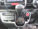 インパネシフトだから視線の移動も少なく足元もスッキリ♪運転席もゆったりしているのでゆとりを持ってドライブできますね!