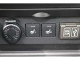 運転席と助手席には寒い日の肩や腰、冷えやすい下肢を温めてくれるシートヒーターが付いております!