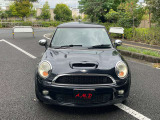 正面から。MINIならではの印象的なフロントマスクをご覧ください。