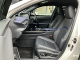 前席は身体を支える形状で、乗車中も落ち着いて過ごしやすい空間です。足元やセンターコンソールまわりも見渡しやすく、乗り込んだ際の使い勝手を確かめられます。