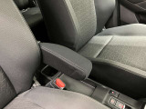 【アームレスト】運転席には、長距離ドライブに優しいアームレストが装備しています。