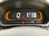 速度や燃料残量、シフト位置などをまとめて確認できる表示部を備え、運転中に必要な情報を把握しやすい構成です。表示が集約され、視線移動を抑えやすい点も魅力です。