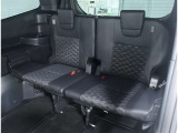便利な5:5分割可倒式シートです。収納と乗車人数のバランスに優れています♪荷物の大きさに応じたラゲージスペースをフレキシブルに作り出せるので、シーンに応じた使い方ができます♪