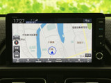 大きく見やすい画面で地図情報を確認でき、周辺の道路や目的地を把握しやすい設計です。画面下部のメニューから各機能へアクセスでき、日常使いにも便利です。