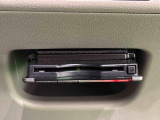 ETCカードを挿入することで高速道路を利用する際の支払いがキャッシュレスになったり、ETCスマートインターチェンジが利用できます。保証は製造メーカー修理保証のみで期間外のものは対象外となります。