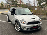 ミニ クーパーSの右前から見た外観です。車両全体のバランスが分かりやすい一枚です。