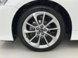 純正アルミホイールが車の雰囲気を引き立てますね!