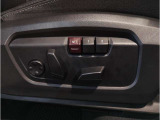 MINIならではの遊び心と個性を感じさせる運転席。ドライバーを中心にまとめられた操作系と特徴的なデザインが、乗り込んだ瞬間からワクワクするようなMINI独自のドライビング空間を演出しています。