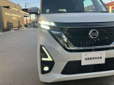 LEDヘッドランプ:ハロゲンランプの約2倍の光量でより明るく遠くを照らし、夜間走行時の視認性を高めます。