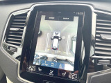 【360&deg;ビューカメラ】4台の高解像度カメラで360度の鳥瞰図を表示。隣の車や壁、死角にある障害物などを画面で確認できるため、狭いスペースでの駐車・出入りも安心です。