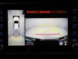 パノラミックビューモニターを装備。駐車場や交差点でクルマを真上から見るように周囲を確認できます。機能の詳細は販売店スタッフまでおたずねください。