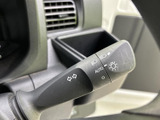 手元で確認しやすい表示がまとまり、合図やライトに関わる操作を運転姿勢のまま行いやすい配置です。日常の運転でも扱いやすさに配慮された実用的な装備です。