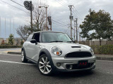 ミニ クーパーSの右前から見た外観です。車両全体のバランスが分かりやすい一枚です。