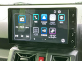ラジオやスマートフォン連携のほか、HDMIや交通情報などの項目も表示されています。用途に応じた機能を画面から選びやすく、日々の移動に便利に活用できる装備です。