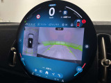駐車をスマートにサポート。バックカメラ&前後障害物センサーを装備。