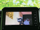 停車中に映像やテレビを視聴でき、待ち時間を過ごす際にも活用できます。画面には映像が表示され、操作ボタンも横に配置されているため、停車時に使いやすい装備です。