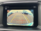 後方の映像と目安となるラインが画面に表示され、駐車時に車両後方の状況を確認するのに役立ちます。周囲を目視で確かめながら、後退時の安全確認をサポートする装備です。