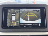 車両周辺を複数の視点で確認できるモニター表示です。画面には目安となるガイドも表示され、駐車時や狭い場所で周囲との位置関係を把握する際に役立ちます。周囲の安全確認を支える便利な装備です。