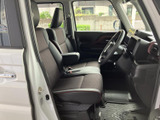 運転席まわりまで見渡しやすく、前席にはゆったりと腰掛けられる空間が広がります。落ち着いた色合いのシートとすっきりした足元で、日常の乗り降りも快適にお使いいただけます。